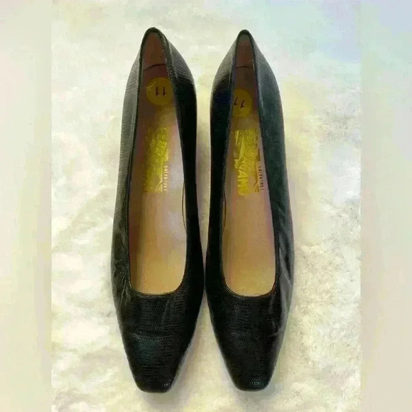 Salvatore Ferragamo Shoes - Vintage Salvatore Ferragamo Black Leather pumps